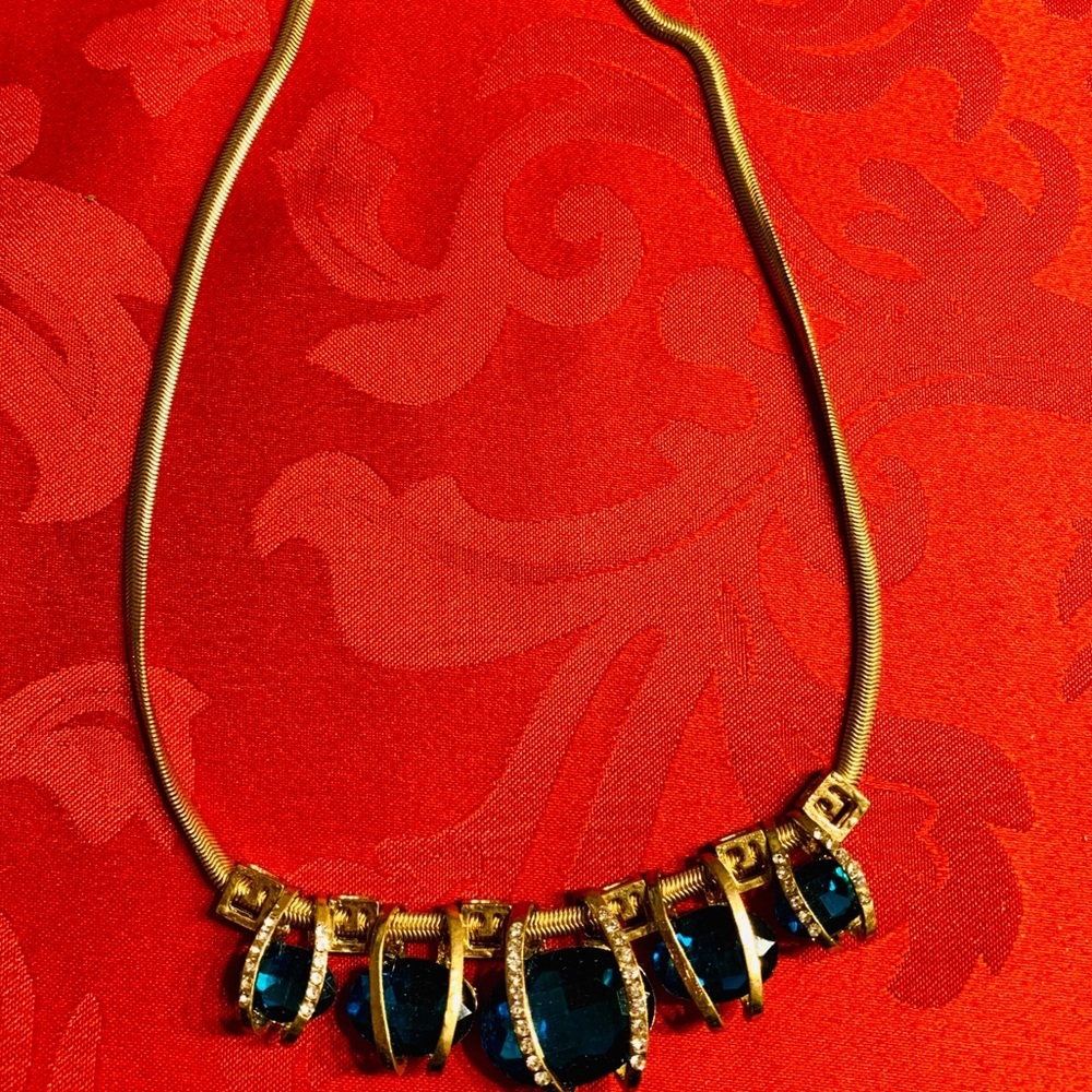 Necklace (not gold, not diamant, not sapphire) new